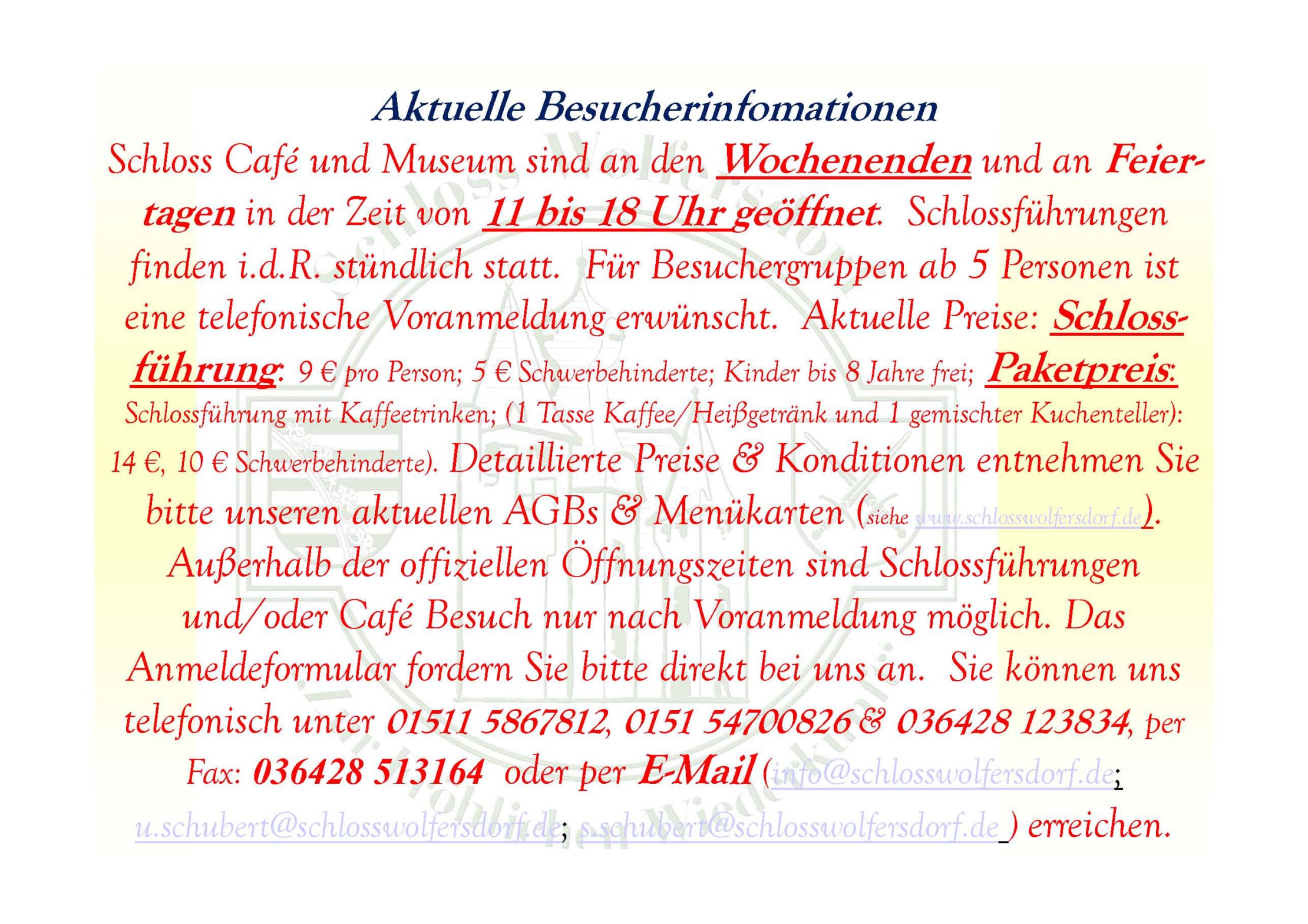 Aushang mit aktuellen Besucherinformationen: Öffnungszeiten, Führungen und Preise