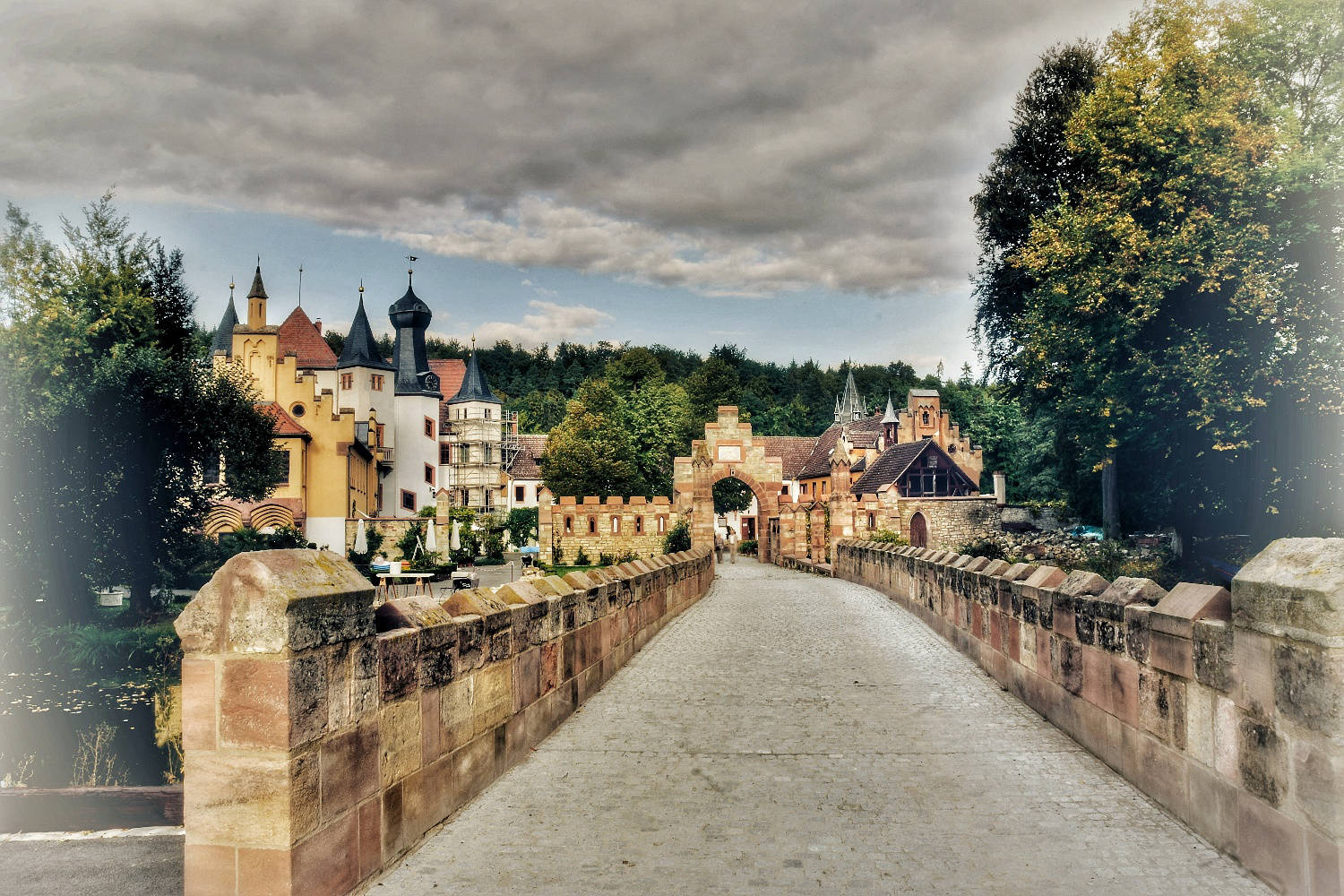 Blick über die Kurfürstenbrücke auf Schloss Wolfersdorf