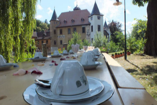 Gedeckte Kaffeetafel vor Schloss Wolfersdorf
