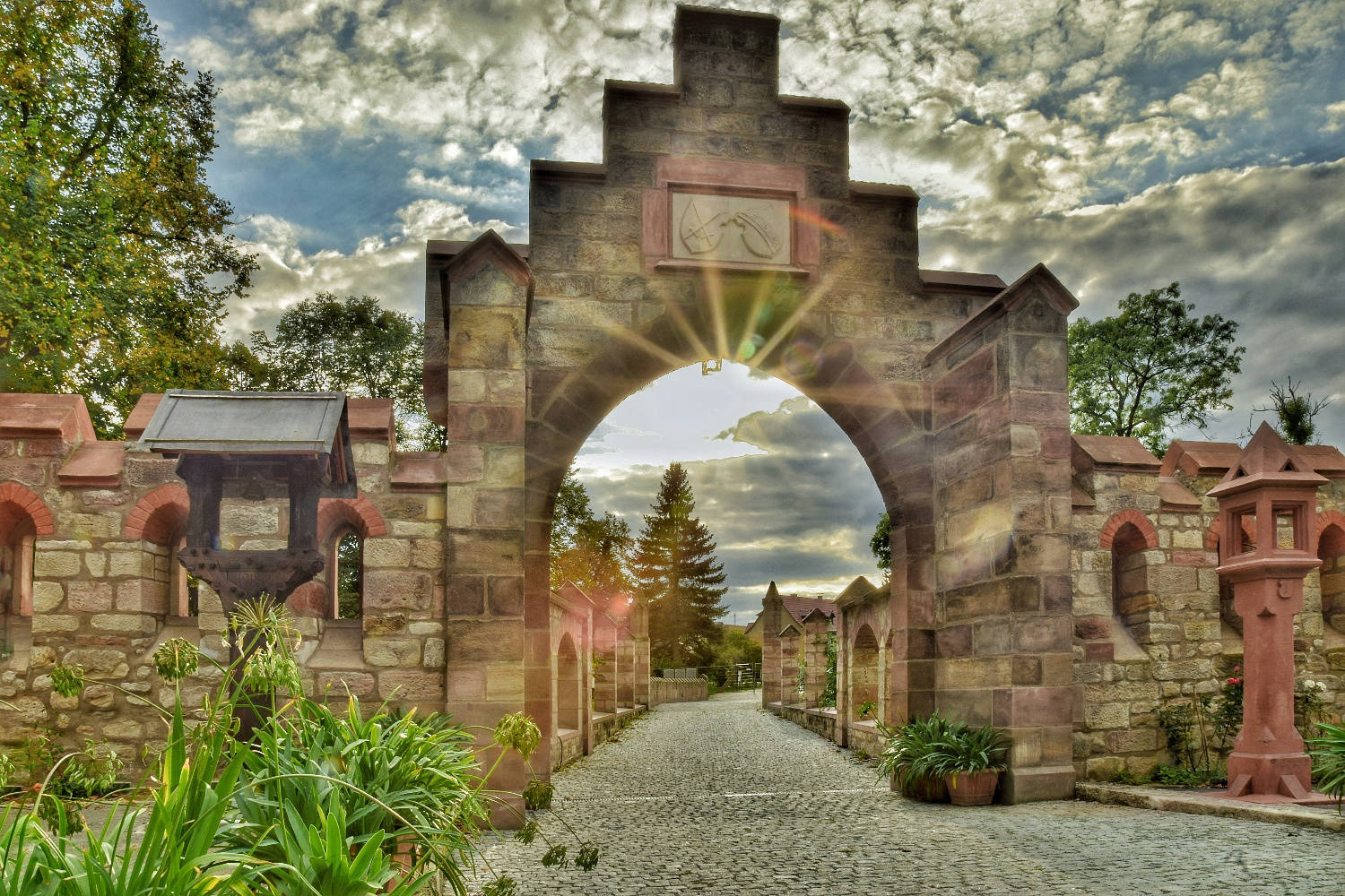 Torbogen der Schlossanlage Wolfersdorf im Gegenlicht